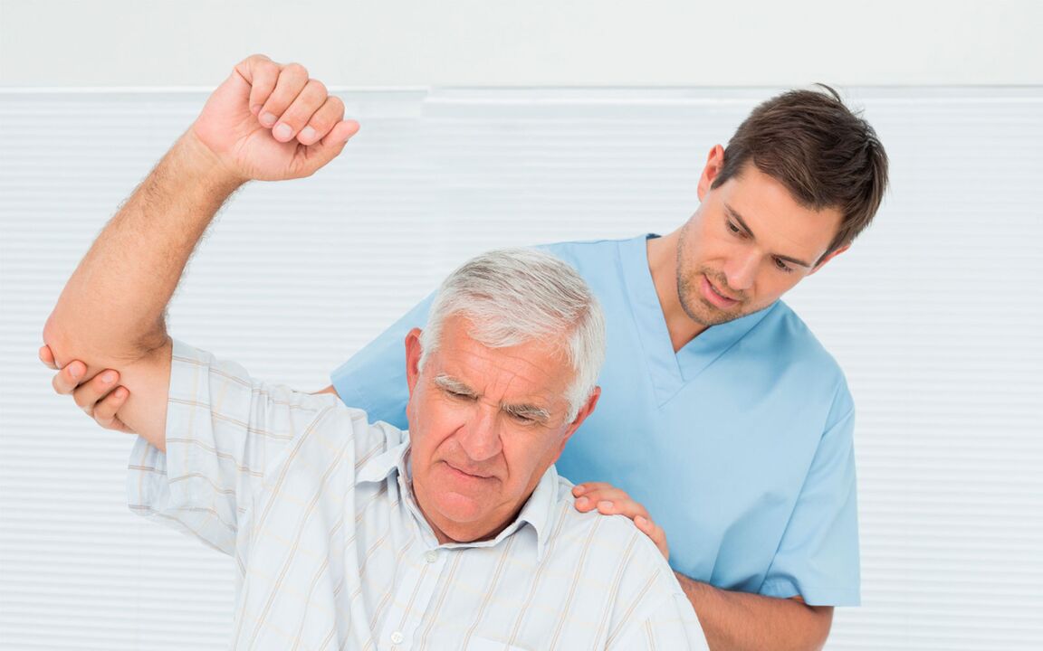 Arzt untersucht einen Patienten mit Schulterarthrose